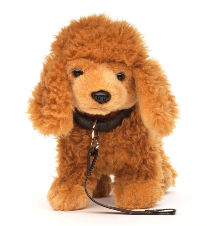 alt="Maskotka pudel brązowy Uni-Toys ze smyczą – elegancki pluszak do zabawy"