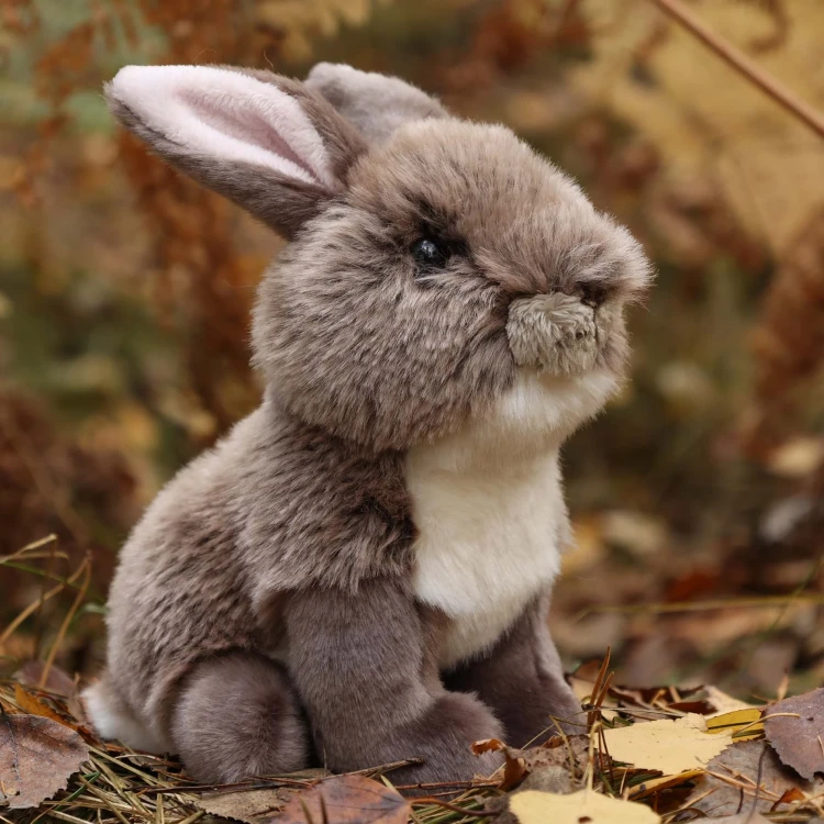 maskotka królik pluszak realistyczny królik w naturalnym otoczeniu
