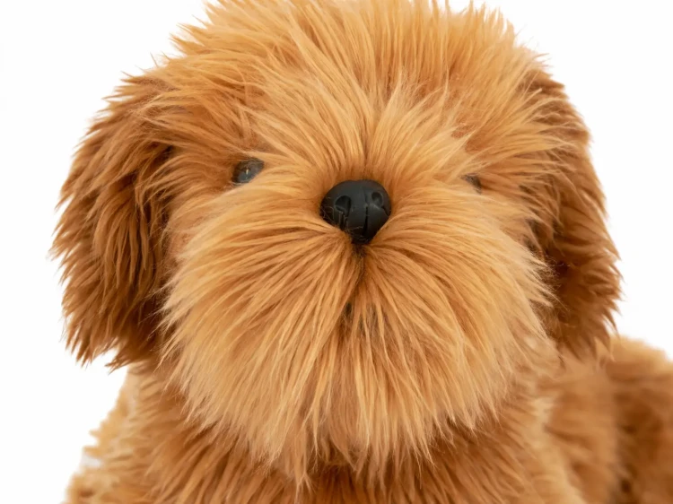 Pluszowy piesek w ciepłych odcieniach.webp