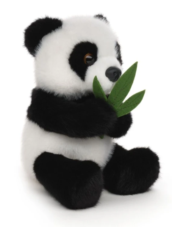 Czarnobiała panda maskotka trzymająca zielony liść